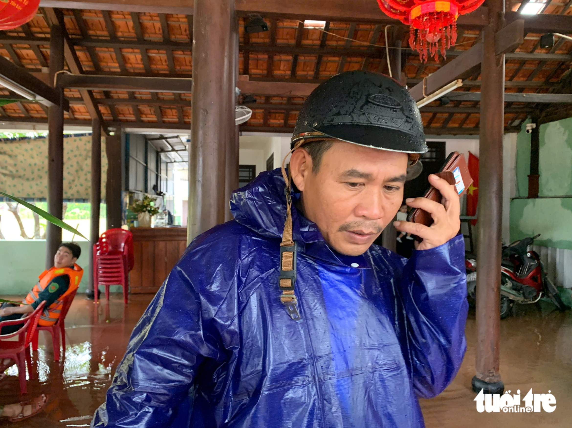 会安居民等待因洪水被困的亲人,第五军区调动军人支援